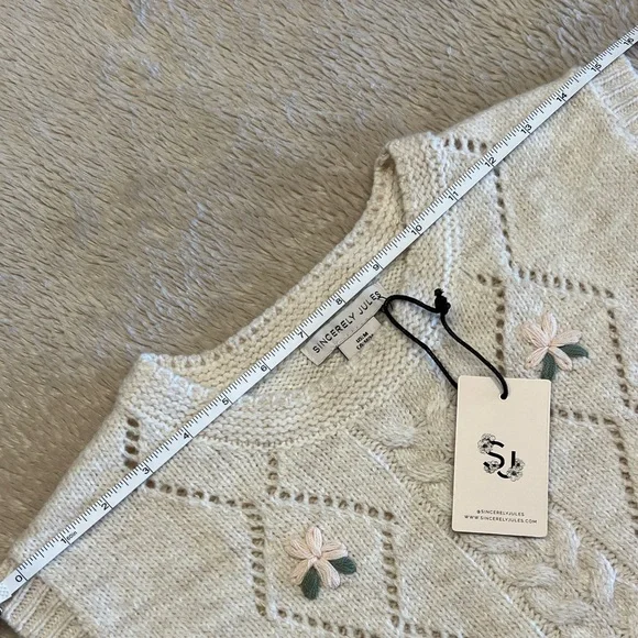 SINCERELY JULES Angie Floral Cable Knit
Sweater Tank - Picture 12 of 14
